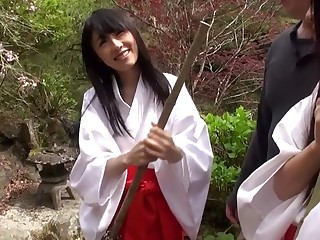 Arisu Hayase & Asami Tsuchiya & Haruna Aitsuki & Mizuki Inoue & Yui Saotome in Cuties at the Temple - JapansTiniest
